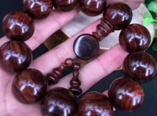 黄花梨手串如何盘玩 盘玩时要注意什么？