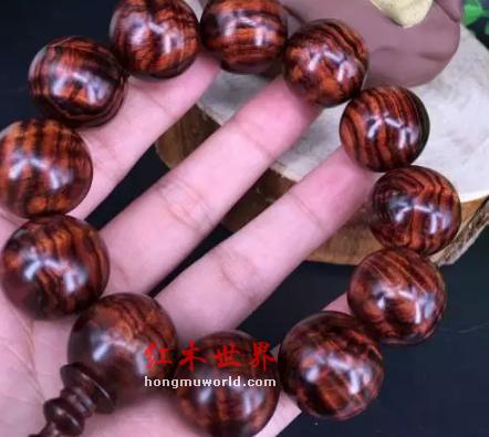 黄花梨手串如何盘玩 盘玩时要注意什么？-4