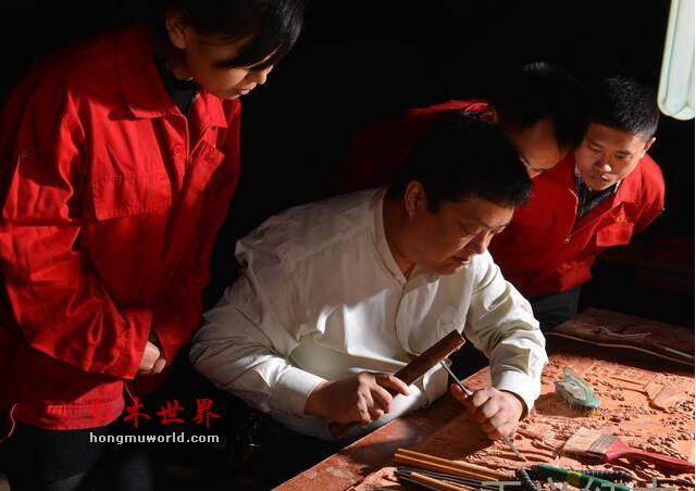 家有一老，如有一宝，适老红木家具怎么选？-1