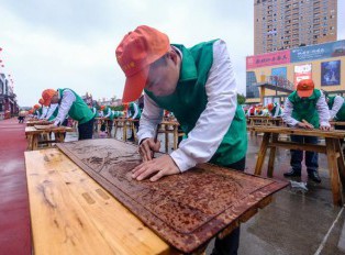 数千工匠红木第一村里同场炫技，场面震撼
