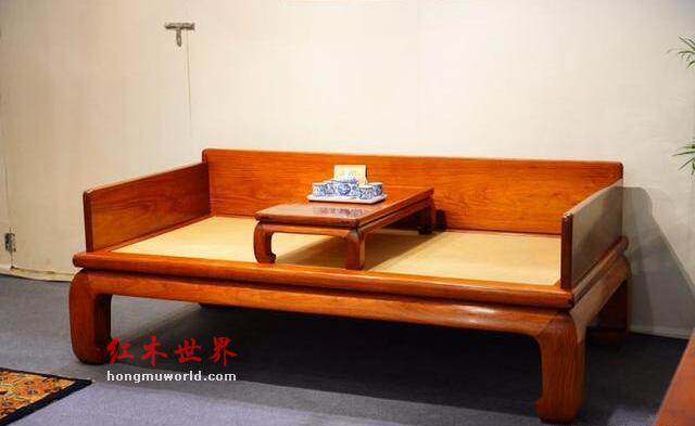 红木家具为何会开裂？不抽不涨不裂不响的家具是板式家具-1