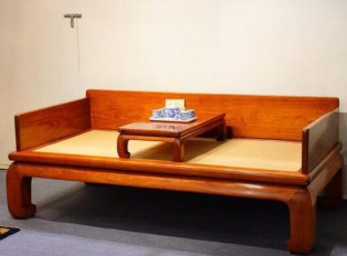 红木家具为何会开裂？不抽不涨不裂不响的家具是板式家具